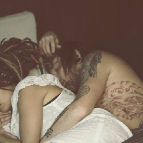 Молодая лесбуха с татуировками получает куни от милашки на постели