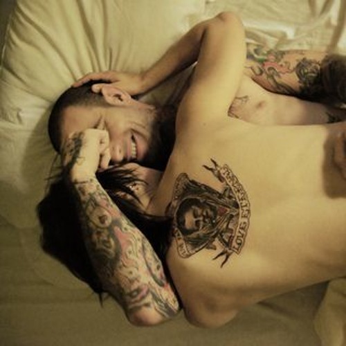 Татуированная крошка позирует голышом и заглатывает ствол партнера порно фото и секс фотографии