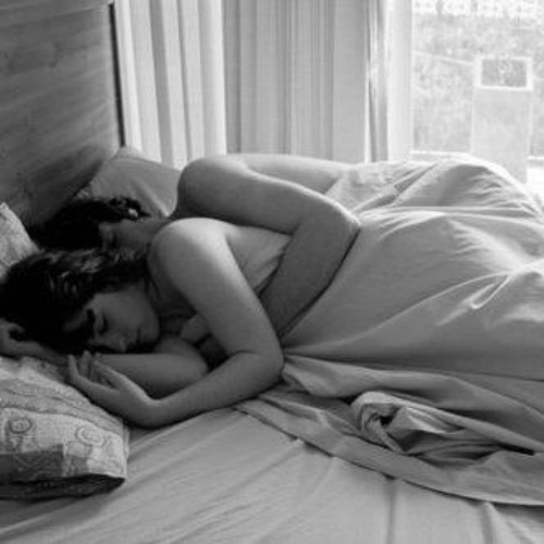 Бритые лесбияночки в трусиках валяются на большой кровати и лапают друг дружку за грудь