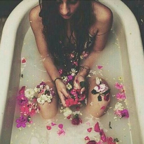 Сисястая девушка в ванной с цветами 