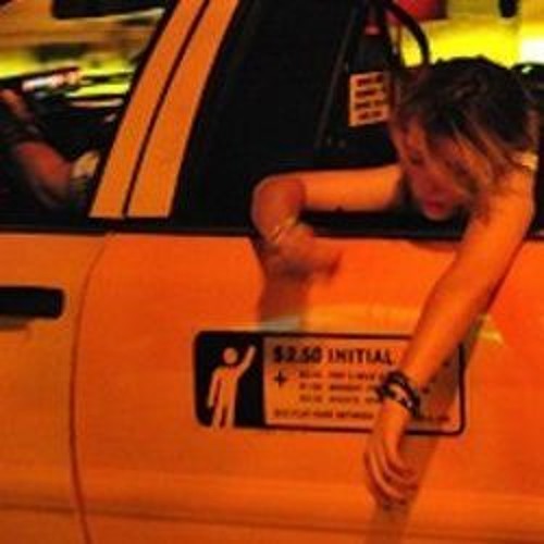 Грязная брюнетка хочет большой член своего похотливого таксиста на заднее сиденье