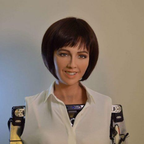 السعودية تمنح الجنسية وجواز السفر لـ"روبوت" أنثى | نيوم | اسال ابوشنب | ١٣