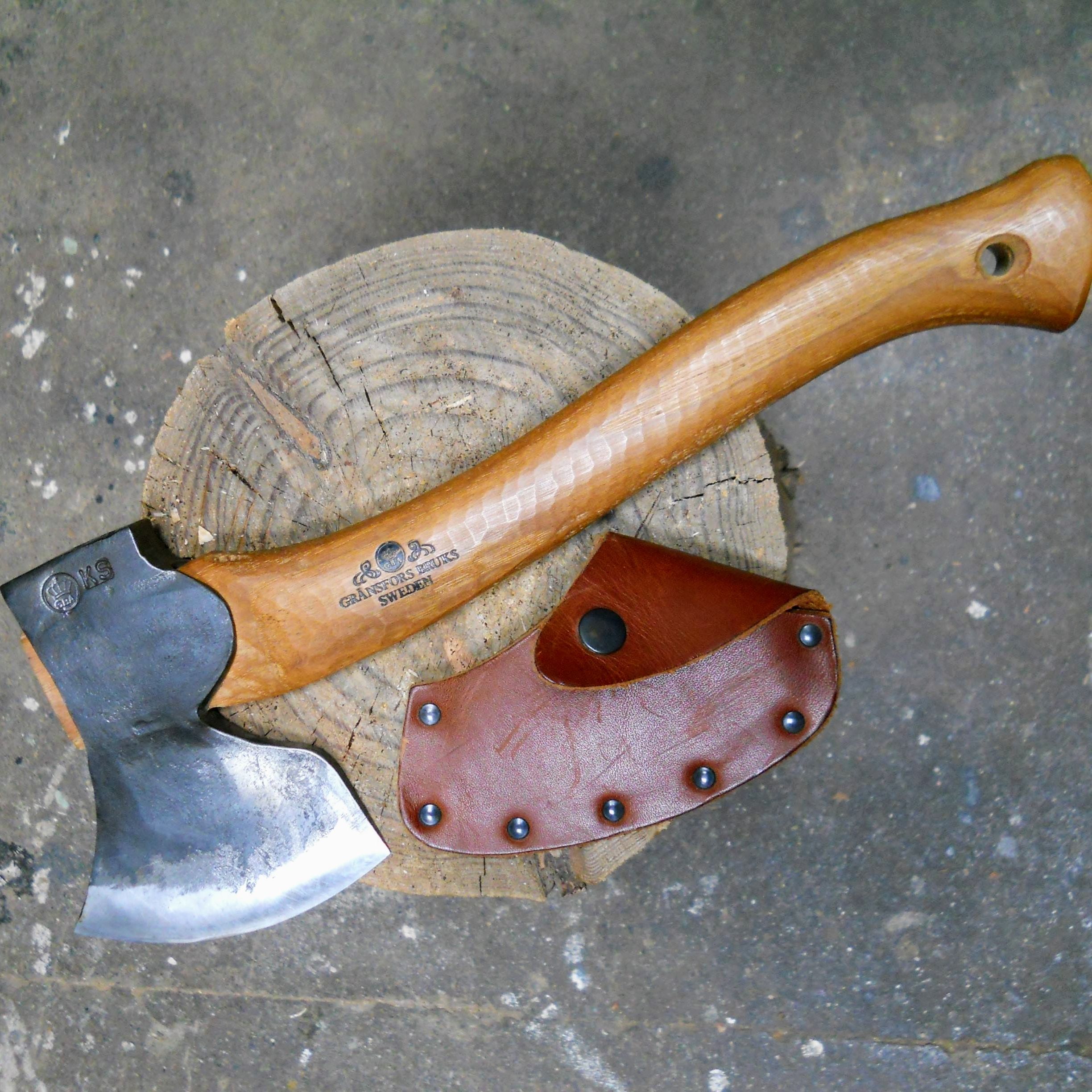 Alistair Park Woodcarving - Using a Side Axe