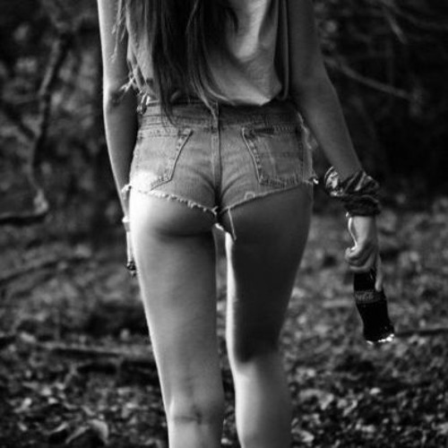 Худенькая попка стройной женщины в лесу