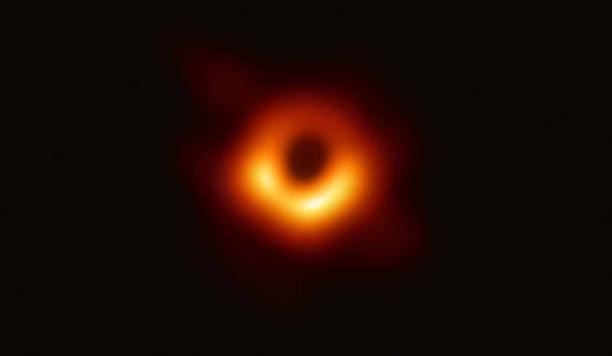 Pseudocast #394 - Berešit, fotka čiernej diery, hoaxy o Rómoch