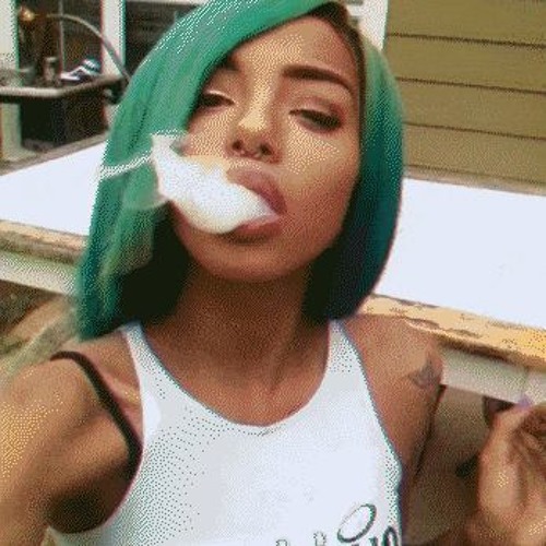 Ghetto latina thot smokes sucks fan pic