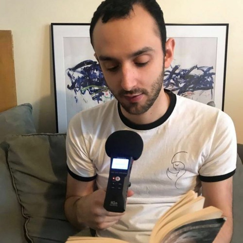 Hugues lit Il est vingt et une heure, l'obscurité s'installe