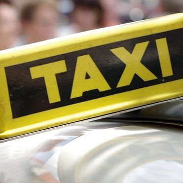 TAXIKÁŘ VYHODIL NEVIDOMOU ŽENU