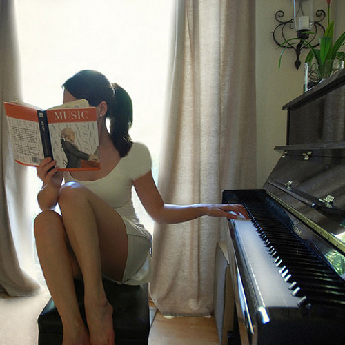 Голая любительница музыки залезла на пианино и позировала в кровати