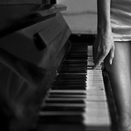 Голая брюнетка на старом пианино