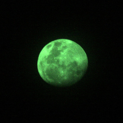 Есть зеленая луна. Зеленая Луна. Салатовая Луна. Зеленое полнолуние. Зеленоватая Луна.
