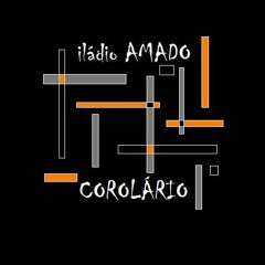 Sentado Numa Cadeira de Design Futurista