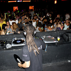 Chá Verde com Bolachas Recheadas de Muito Groove.