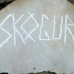 gjennom en mørk skog