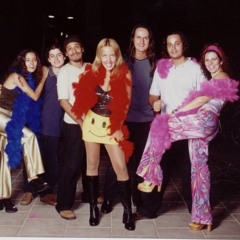 "Don't Go breaking my heart" e "I am what I am" by Mulheres Revival