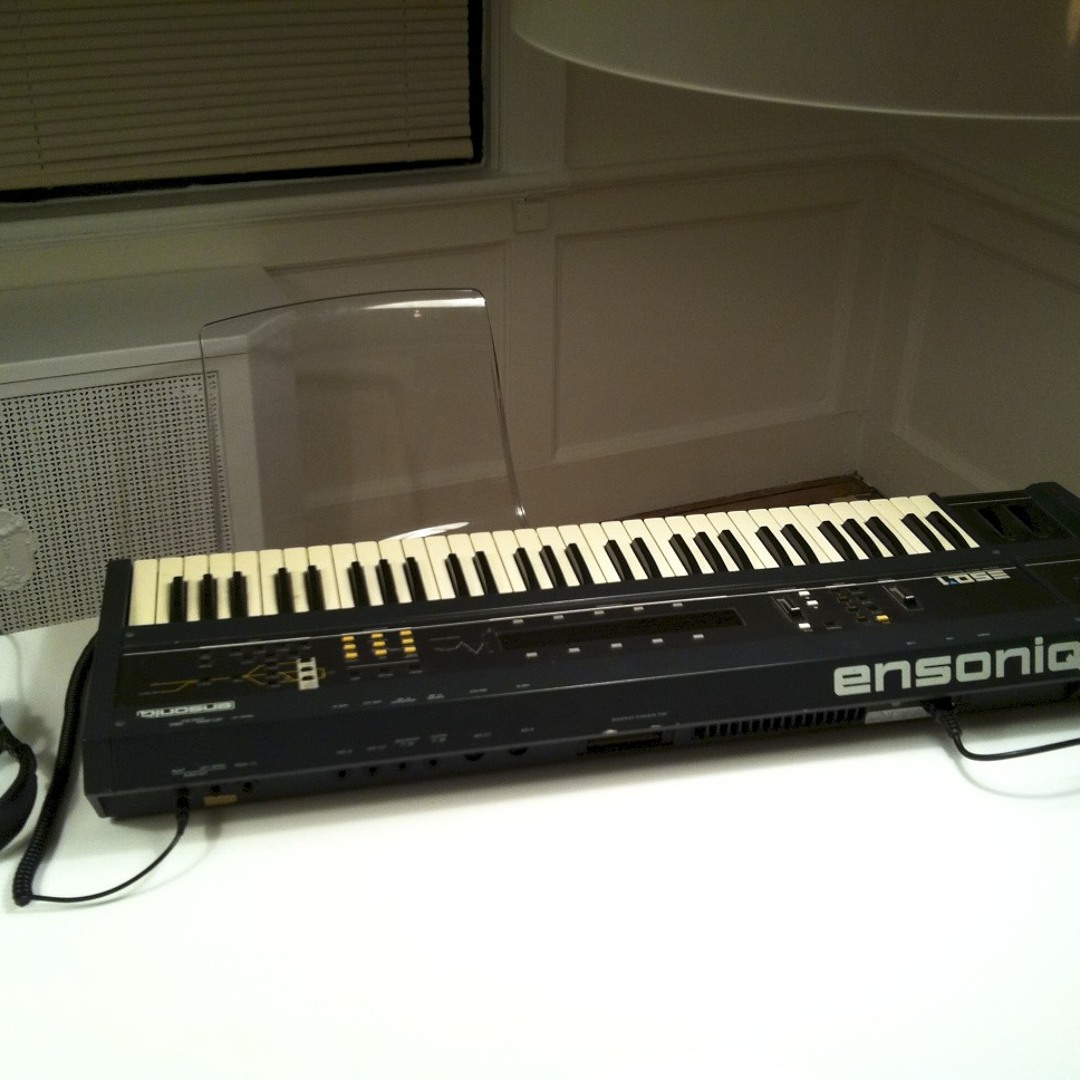 ENSONIQ ESQ-1 シンセサイザー Ensoniq ESQ-1 first impression and walkthrough - YouTube
