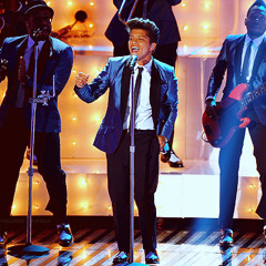 Bruno Mars - Valerie live VMA 2011 (Tribute for Amy Winehouse)