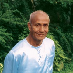 Sri Chinmoy chants AUM 108 times