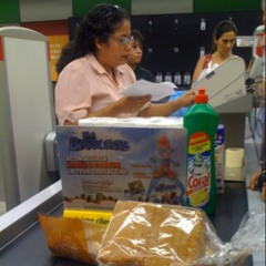 En la cola con los Pitufos at Supermercado Consum