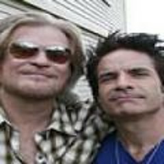 "Hey, Soul Sister" - Pat Monahan & Daryl Hall (live)