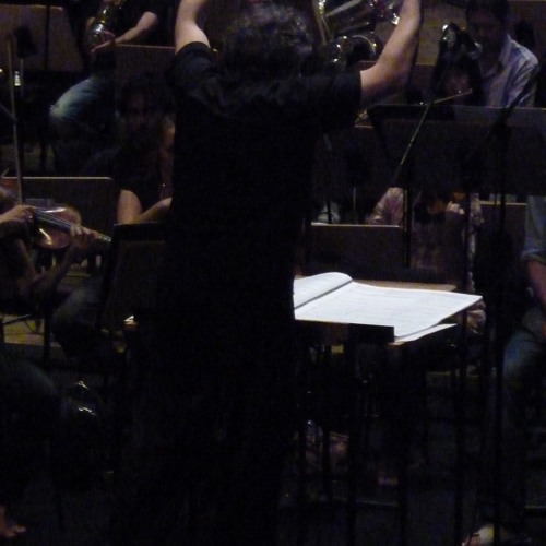 Senderos de la risa, for symphonic orchestra, vocal quintet, wind quartet and electronics