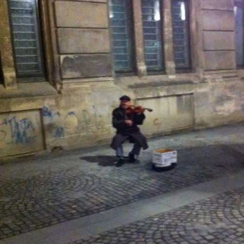 Lone violin player at Caru' cu Bere