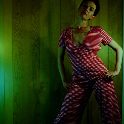 Kinky song with heavy break for girls and dancers