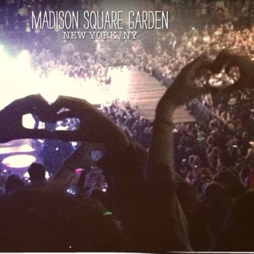 Taylor Swift - The Story of Us (Live @ MSG 11-22-11)