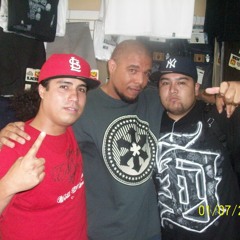 RXNDE AKOSTA  LO PRIMERO  SALUDANDO A DEE JAY MASAE