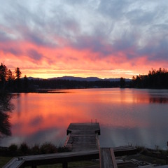 Der Sonnenaufgang am See bringt Wärme in unser Herz