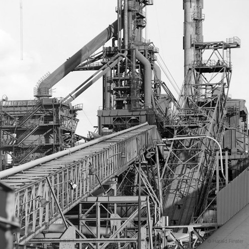 démantèlement de la machine à remonter les bretelles ( dismantling of the pull up socks machine )