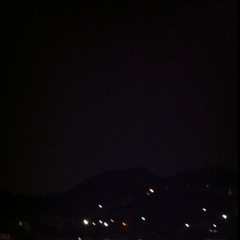 살짝 열어둔 침대 옆 창문으로 들려오는 따닥따닥 빗소리. 계단을 올라오는 누군가의 발자국 소리 같아서 현관에 두 번 다녀왔다. 아... 올 사람 없지?