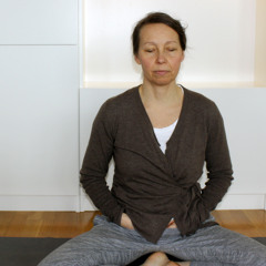 Sittande meditation (andning, kropp, ljud, tankar, öppen närvaro)