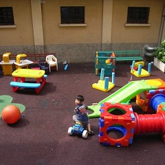 L'allegria dei bambini che giocano in un asilo