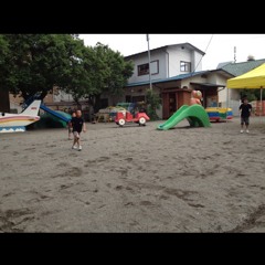 Balle au prisonnier dans la cour at 梅林保育園