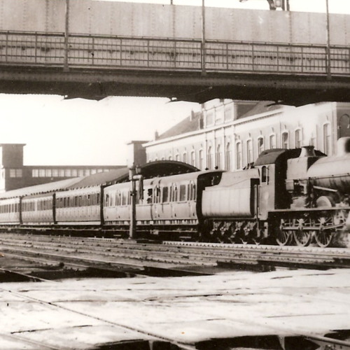 Geluid vertrekkende stoomloc NS 3700 met een personentrein te Amsterdam 1955