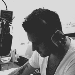 Lee Warren chats to Alan Carr