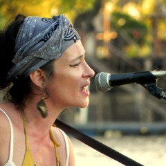 Café Berlín - Flor de banda (written and composed by Descemer Bueno)