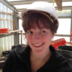 Lorien, fouilleuse bénévole, présente le chantier de fouilles de la Grande Rivoire