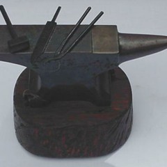 com martelo e bigorna