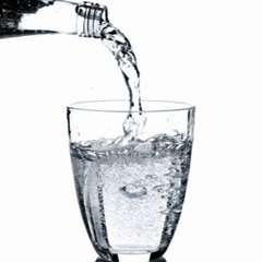 Вода наливается в стакан