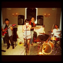 STAYING ALIVE (Bateria:Adrián Noroña/Bajo:Ariel Dorrego/Guitarra:Abraham Gómez(W)/Voz: Dulce Peralta