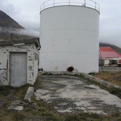 Við og Við tvö acapella inside an oiltank