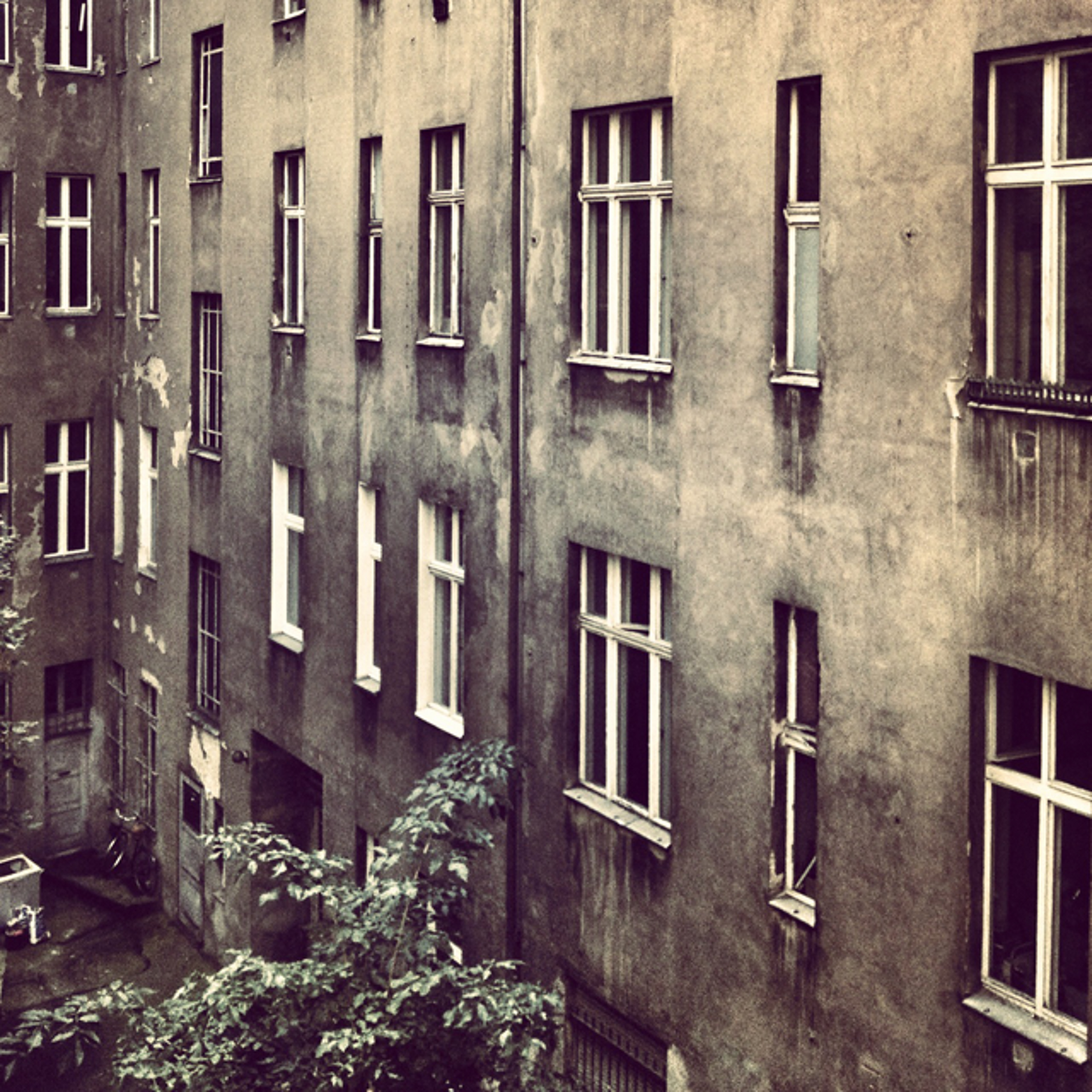 Patio with howling dog (Corinthstraße Berlin, September 14th 2012) episode artwork
