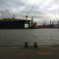 warten auf die heimwegfähre at Fähranleger Fischmarkt