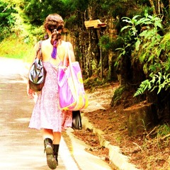 ELLA CAMINABA SOLA (aparentemente) Prod. por Kuna Records