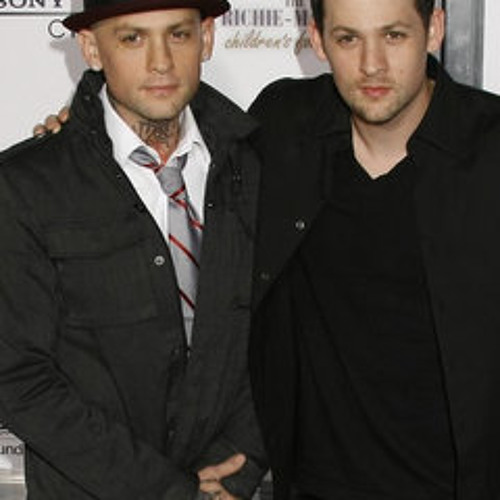 The Madden Brothers Ft Wiz Khalifa & Detail – In The Night