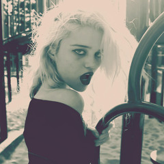 Sky Ferreira - Everything Is Embarrassing (B. Deep 12" Mix)