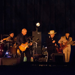 @4:05-4:31 (piano ⇒ center stage with harp, Donnie on violin, Tony on white 6 string elec bass)