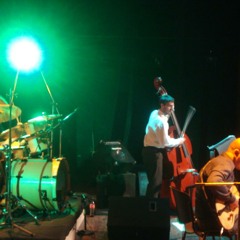 Tango en Tres-Música de apertura del programa de radio Fractura Expuesta radio tango